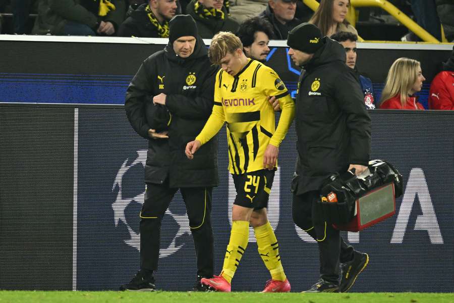 Daniel Svensson musste auf die Beine geholfen werden.