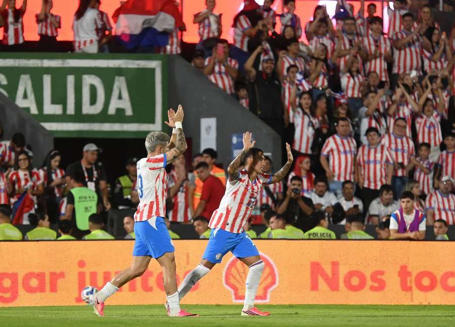 Kaku celebra con su compañero Julio Enciso tras marcar un gol en el amistoso internacional entre Paraguay y Nicaragua Kaku celebra con su compañero Julio Enciso tras marcar un gol en el amistoso internacional entre Paraguay y Nicaragua