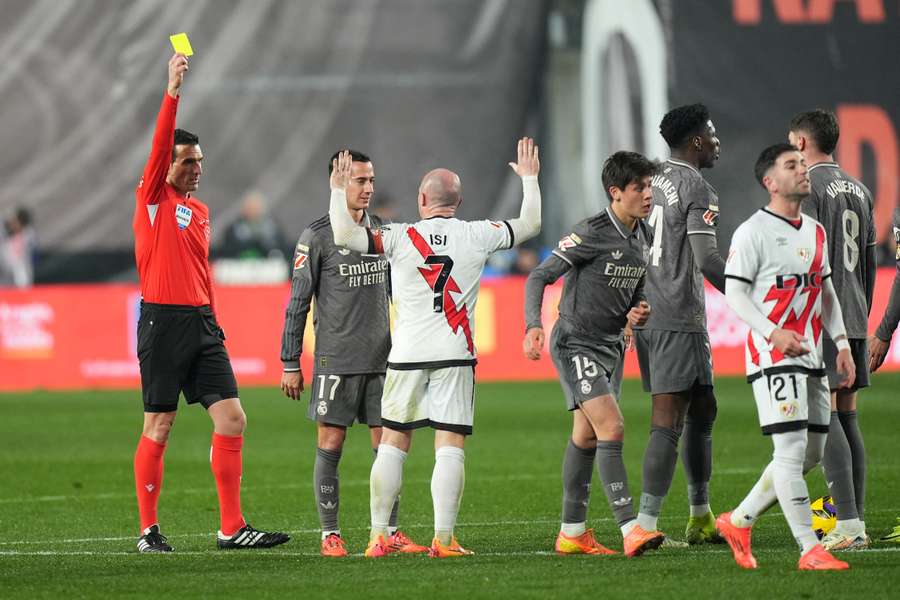 Isi protesta una decisión arbitral, cerca de Lucas, durante el Rayo-Real Madrid.