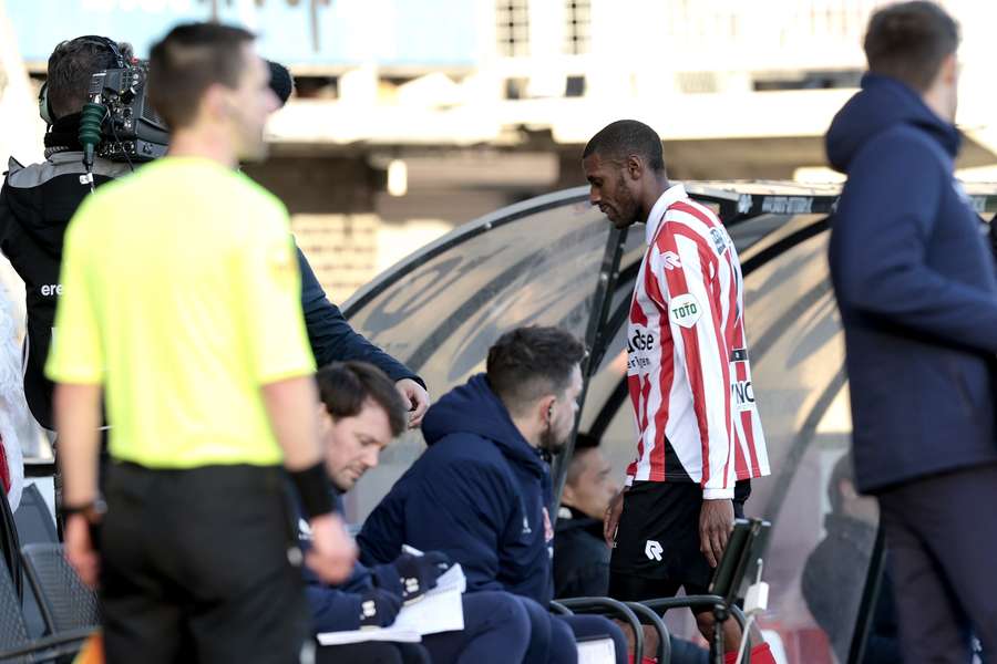 Said Bakari van Sparta Rotterdam verlaat met rood het veld in de thuiswedstrijd tegen FC Twente