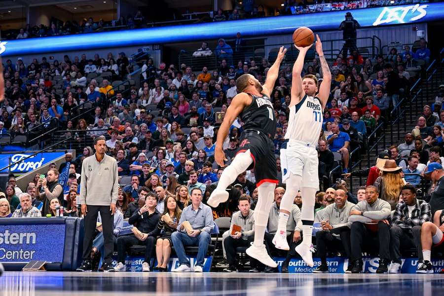 Doncic schiet over Rockets' Eric Gordon heen tijdens de tweede helft van de match