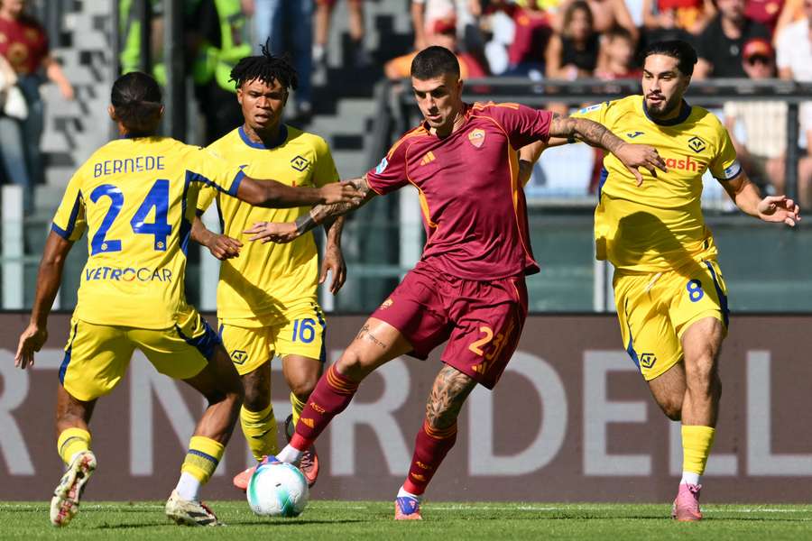 Gianluca Mancini fights for the ball against Verona