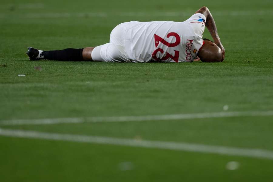 Marcao, lesionado durante el partido ante el Manchester United
