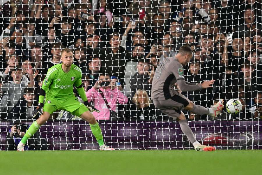 Perisic batendo pênalti no Craven Cottage