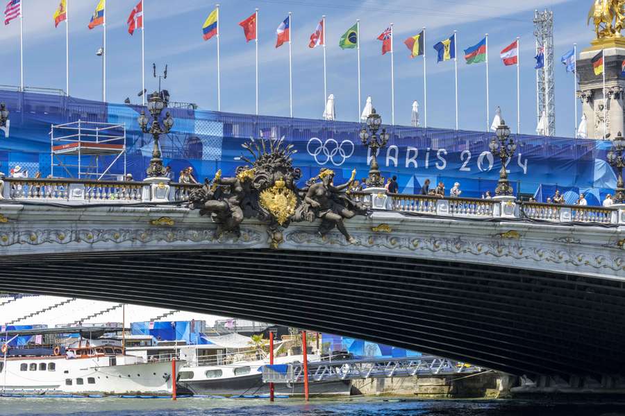 De onderdoorgang onder de Pont Alexandre III is onderdeel van het parcours van de triatlon