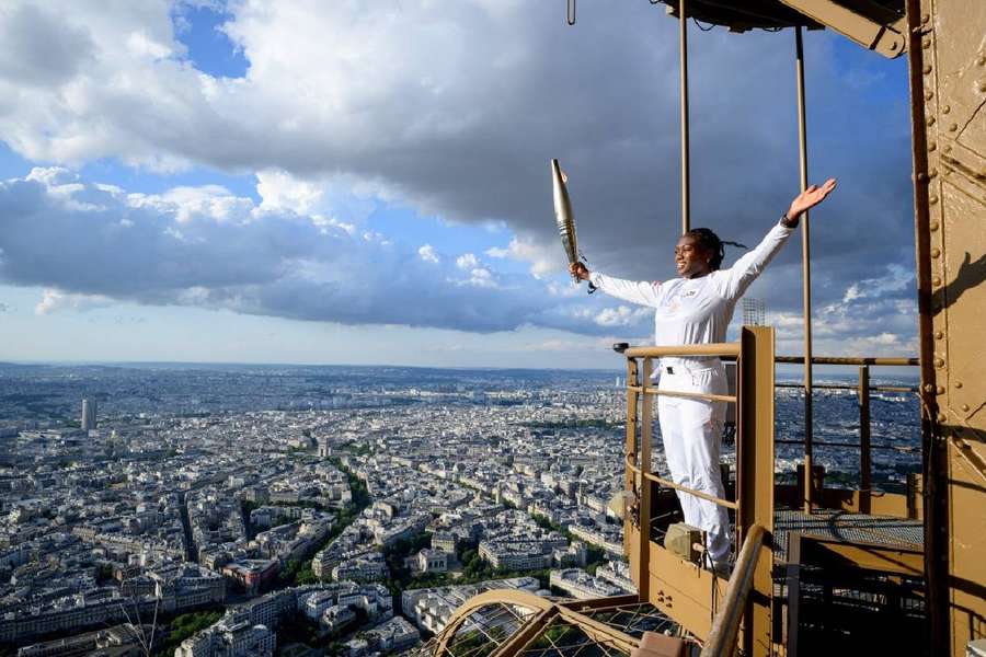 Clarisse Agbégnénou, judoca francesa, no topo da Torre Eiffel