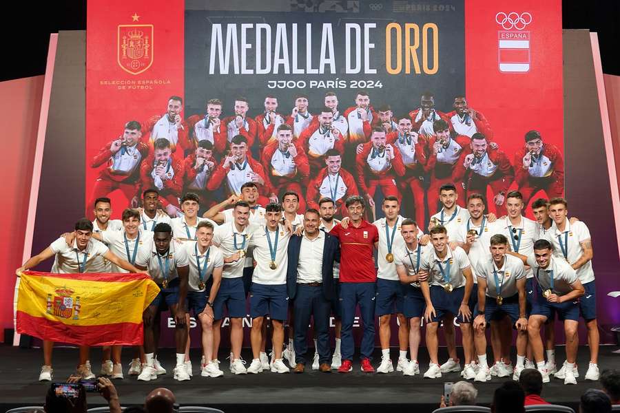 Los jugadores y el cuerpo técnico posan felices.