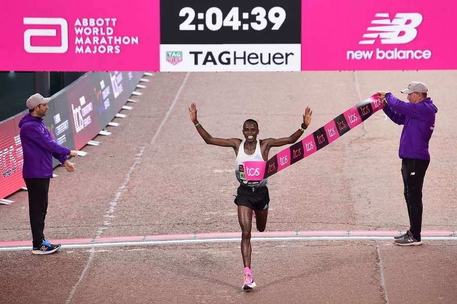 Amos Kipruto a remporté facilement la course messieurs. 