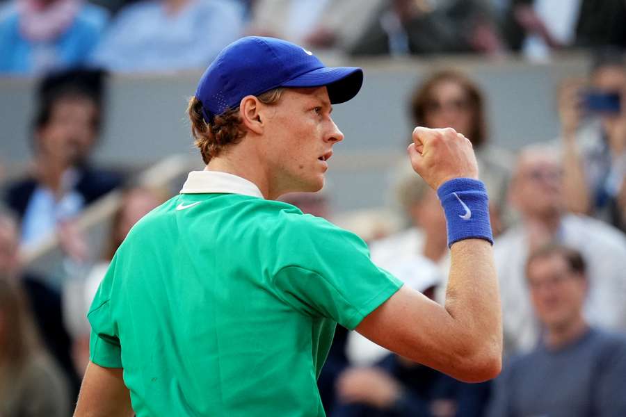 La alegría de Jannik Sinner durante su partido con Novak Djokovic