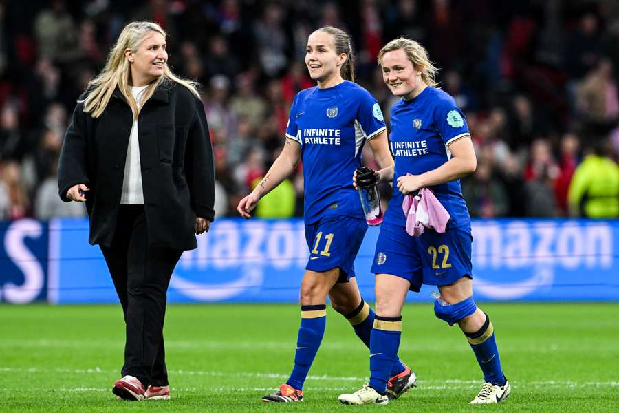 Hayes met Guro Reiten en Erin Cuthbert na de overwinning in Amsterdam