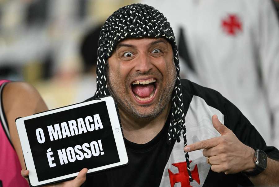 Torcedor símbolo do Vasco se manifestando durante Vasco x Boca no Maracanã após intensa disputa judicial Torcedor símbolo do Vasco se manifestando durante Vasco x Boca no Maracanã após intensa disputa judicial