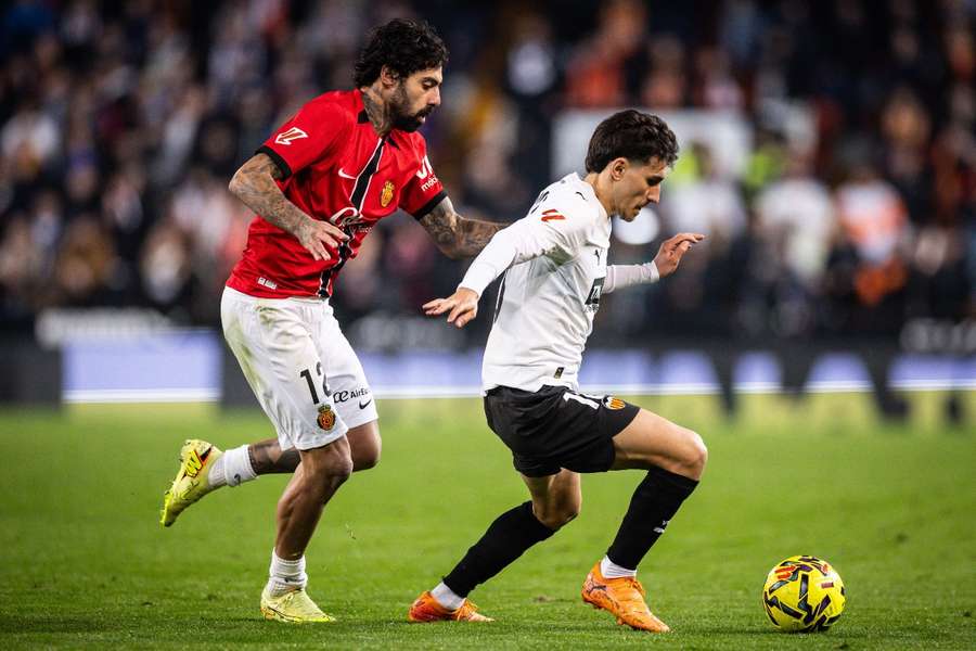André Almeida y Samú Costa pelean por un balón