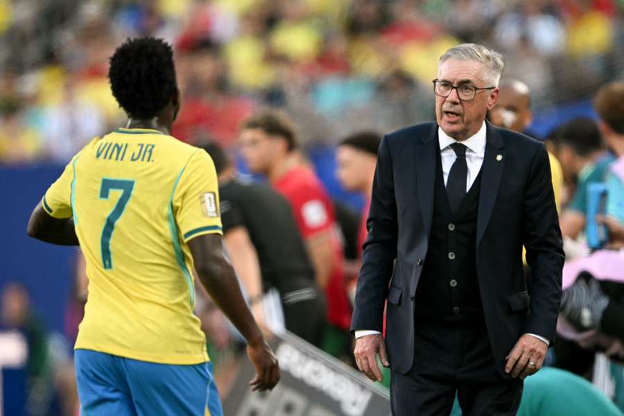 Carlo Ancelotti parla a Vinícius Júnior durante la partita contro il Marocco Carlo Ancelotti parla a Vinícius Júnior durante la partita contro il Marocco