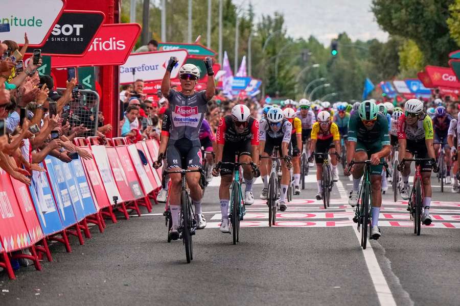 Jasper Philipsen logra su tercera victoria de etapa en La Vuelta 2025