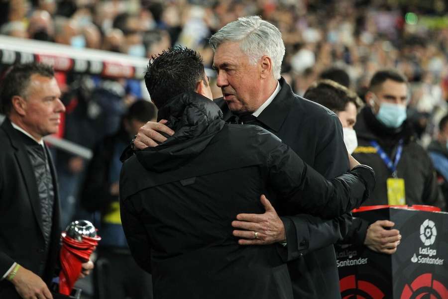 Ancelotti e Xavi voltarão a se enfrentar neste domingo (16)