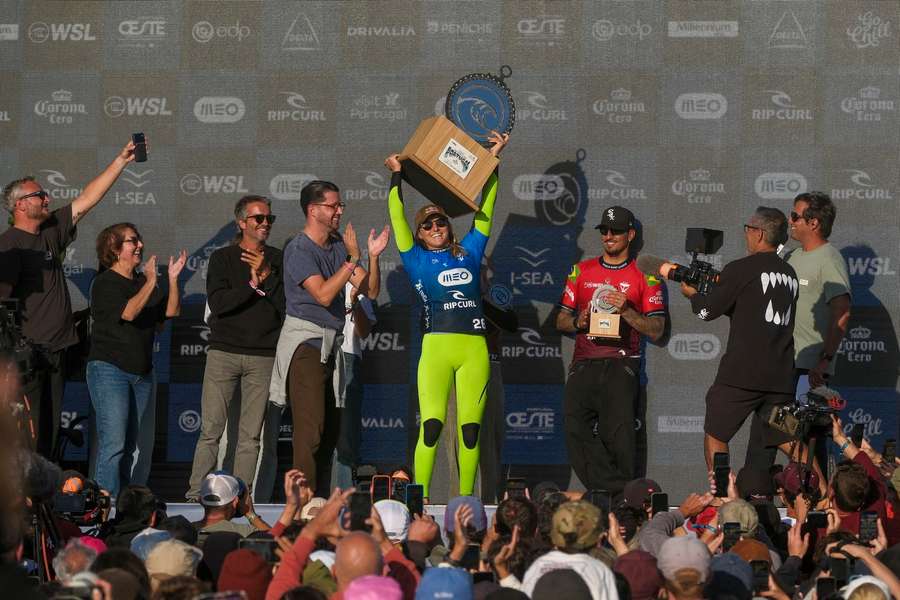 Molly Picklum ergue o troféu em Peniche