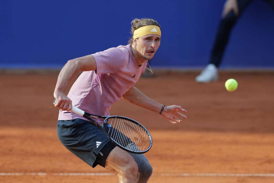 Zverev zvládá návrat na antuku a v Hamburku pokračuje za obhajobou titulu, Rune vzdal.