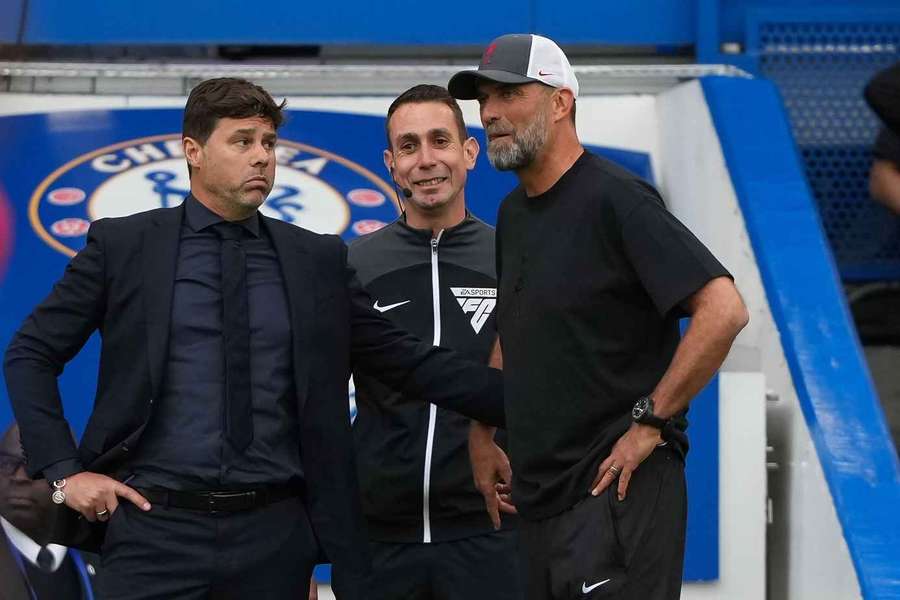Mauricio Pochettino (ex-Chelsea), arbitrul David Coote și Jurgen Klopp (ex-Liverpool)