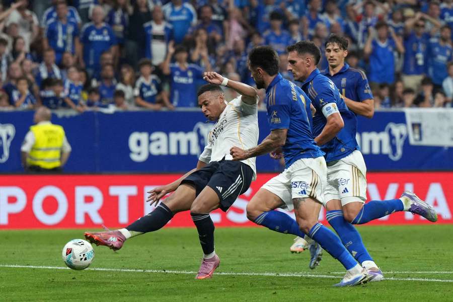 Mbappé, en el momento de disparar para marcar su primer gol al Oviedo