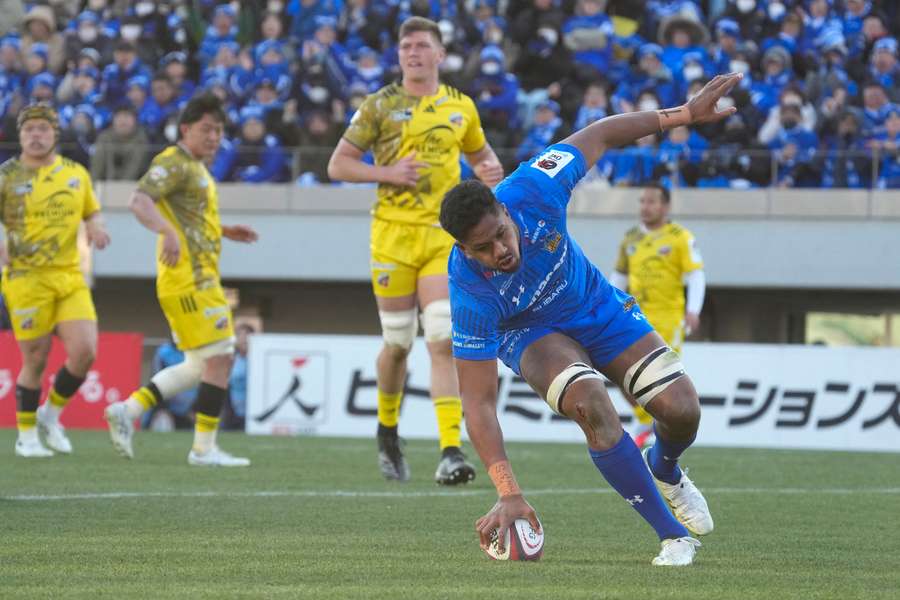 Esei Haangana scores a try for Saitama Wild Knights. Esei Haangana scores a try for Saitama Wild Knights.
