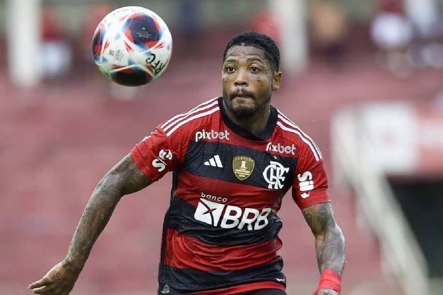 Marinho em ação com a camisa do Flamengo