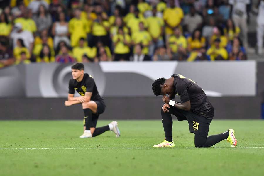 Vor dem Spiel hatten Vinicius (r.) und seine Kollegen mit einem Kniefall gegen Rassismus protestiert.