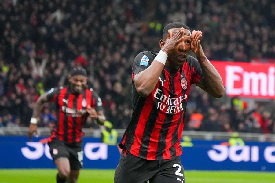 Pervis Estupiñán rozstrzygnął mecz jedyną bramką, zapewniając AC Milán zwycięstwo nad Interem. Pervis Estupiñán rozstrzygnął mecz jedyną bramką, zapewniając AC Milán zwycięstwo nad Interem.