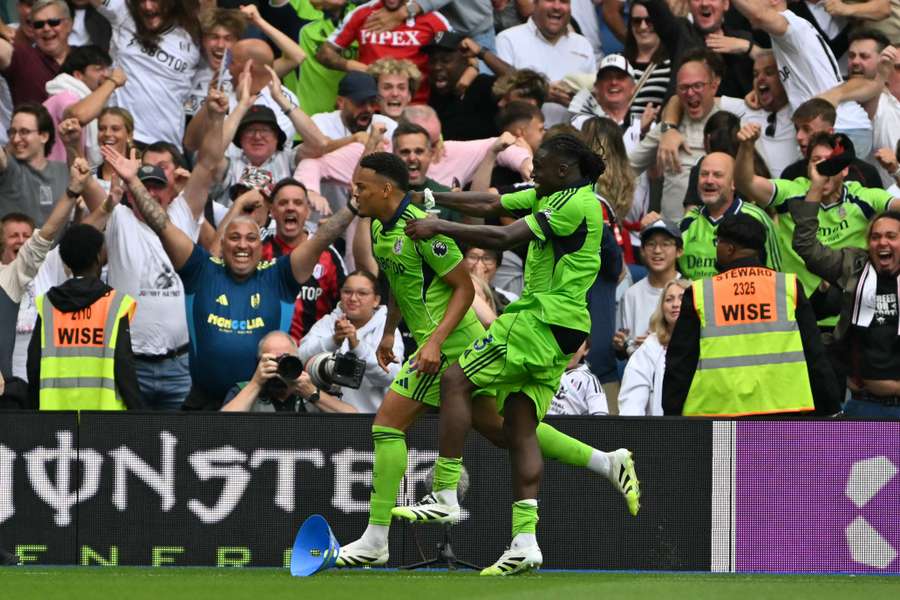 El delantero brasileño del Fulham #09 Rodrigo Muniz (I) celebra tras marcar el gol del empate en los minutos finales