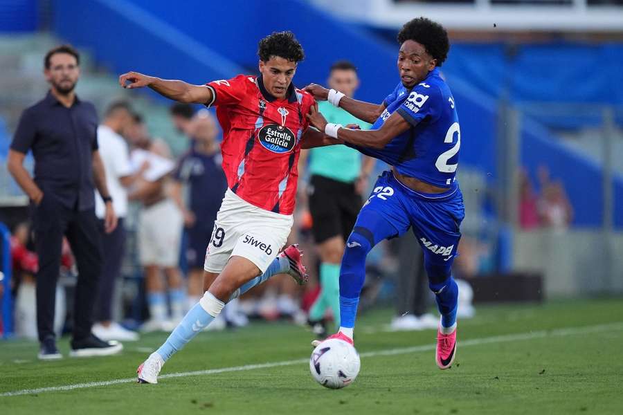 Jones El-Abdellaoui, ante Johan Mojica en el Getafe-Celta Jones El-Abdellaoui, ante Johan Mojica en el Getafe-Celta