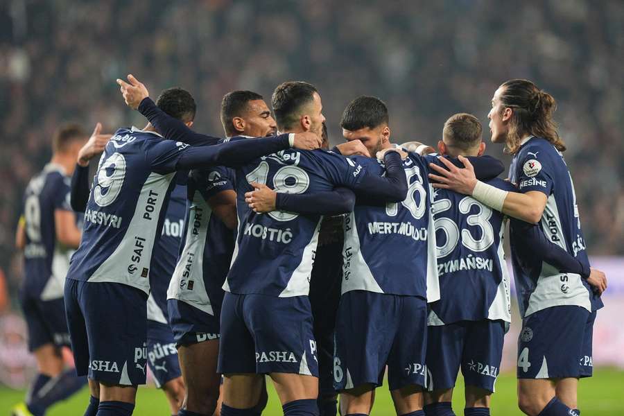 Fenerbahce battled to a 3-2 win over Konyaspor