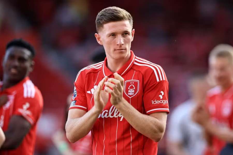 Elliot Anderson (23) patří mezi nejžádanější záložníky Premier League. Elliot Anderson (23) patří mezi nejžádanější záložníky Premier League.