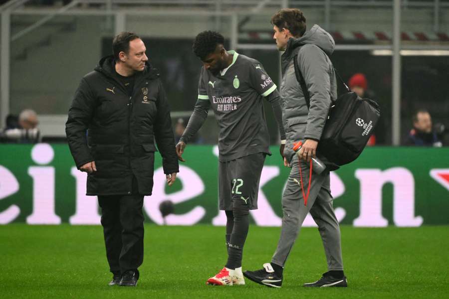 Emerson Royal esce durante la partita contro il Girona