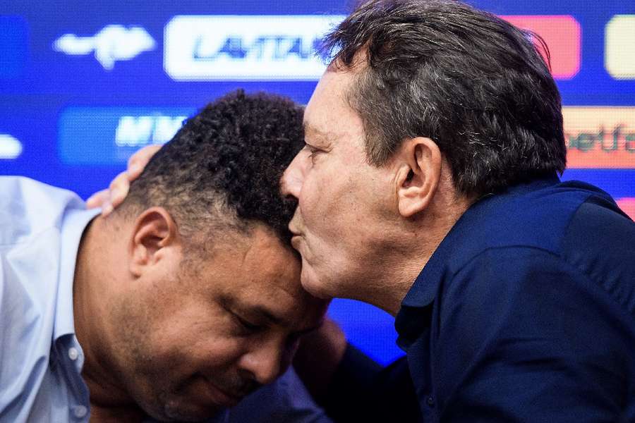 Pedrinho beija Ronaldo em despedida do Fenómeno do Cruzeiro 