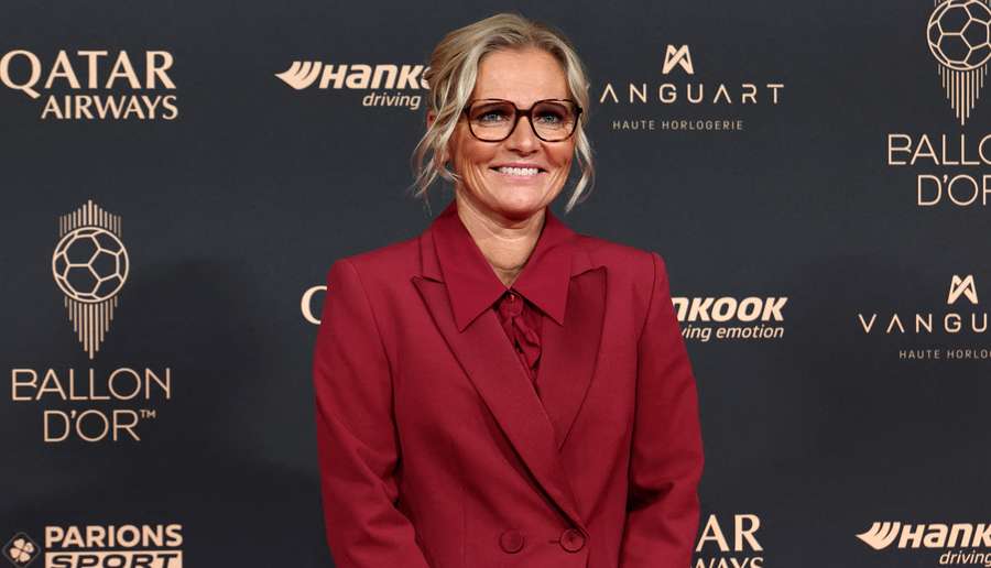Sarina Wiegman ganhou o prêmio de Melhor Técnica Feminina na Bola de Ouro
