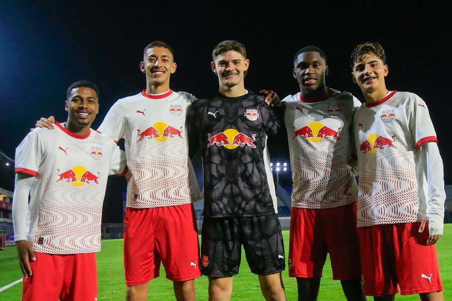 Kevyn Monteiro, segundo a contar da esquerda, é reforço do Moreirense