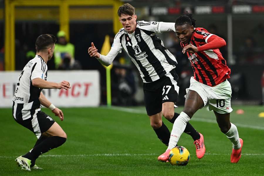 Rafael Leao (derecha), del Milan, lucha por el balón con Nicolò Savona, de la Juventus.