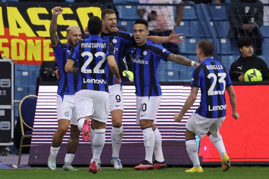 Edin Dzeko var på pletten med scoringen til 2-0 i Super Cup finalen mod AC MIlan.