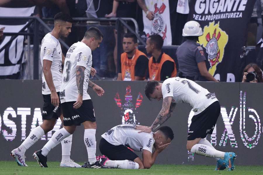 Matheus Araújo se emocionou no gramado da Neo Química Arena