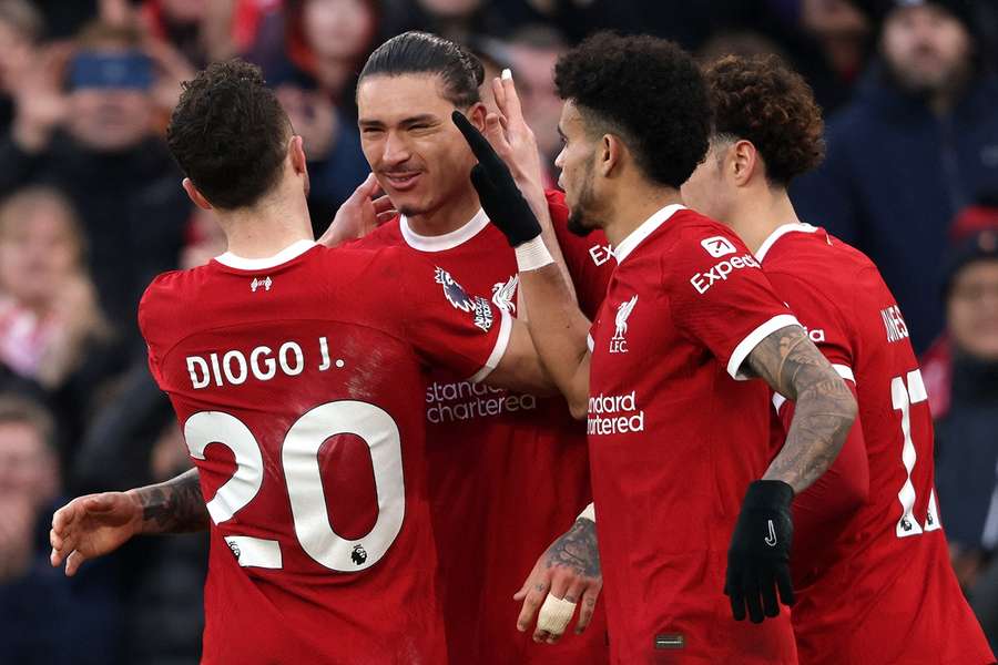 Angrebstrio header Liverpool tilbage på førstepladsen