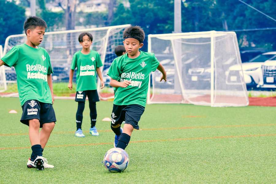 Niños japoneses, en el campus del Betis