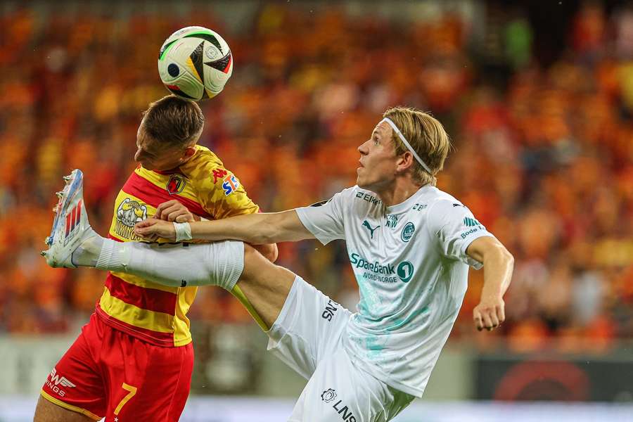 Jens Petter Hauge (R) van Bodø/Glimt strijdt om de bal met Dominik Marczuk