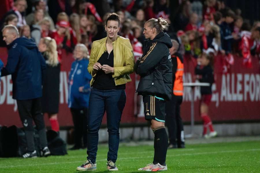 Almuth Schult (l.), hier mit Alexandra Popp (r.), hat klare Vorstellungen vom künftigen Bundestrainer der deutschen Frauen-Auswahl.