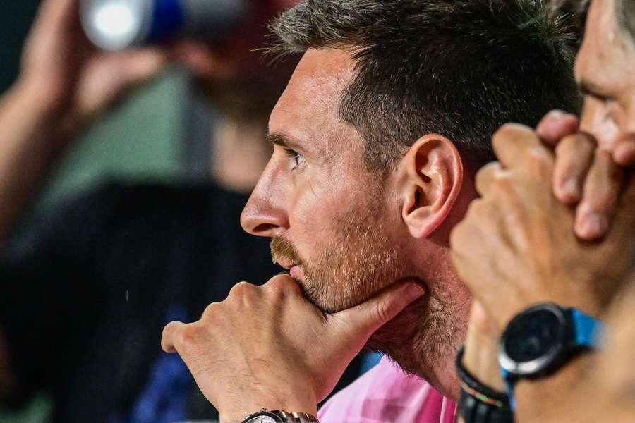 Messi ve el último partido desde el banquillo.