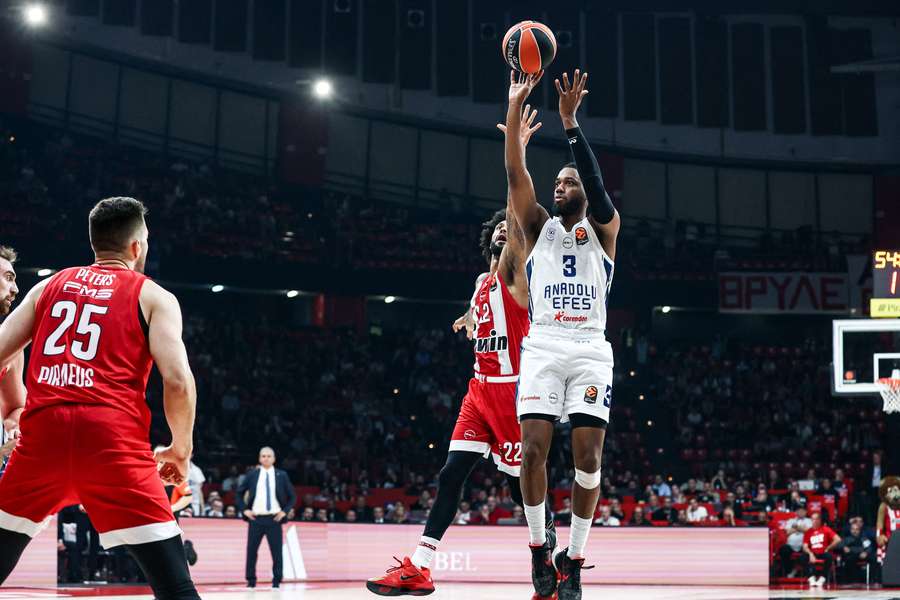 Jordan Loyd z Anadolu Efes w akcji przeciwko Taylerowi Dorseyowi z Olympiacos Piraeus podczas meczu EuroLeague