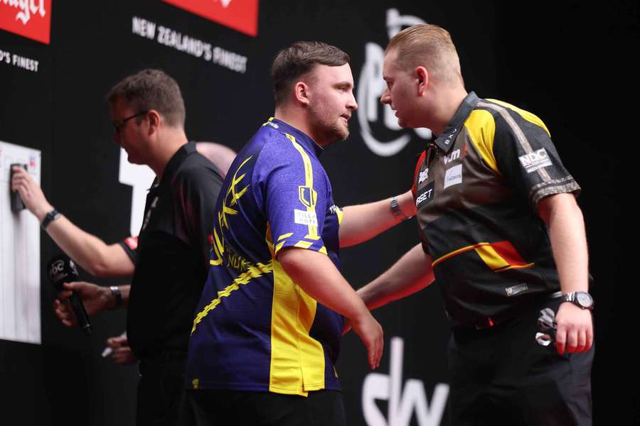 Luke Littler (m.) schaffte es ins Finale von Hildesheim - Dimitri Van den Bergh (r.) spielt in seiner Heimat.