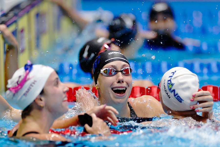 Americanca Gretchen Walsh (centru) a doborât recordul mondial la 100 m fluture