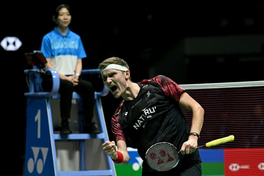 Viktor Axelsen jubler efter sejr i Malaysia Open.