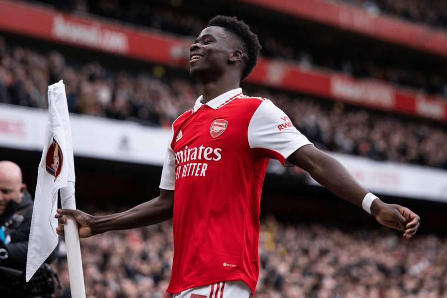 Saka oslavuje jeden z gólov Arsenalu.