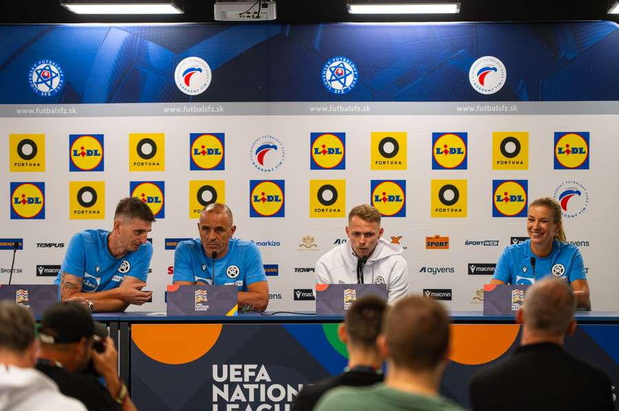 Duda na tlačovej konferencii spolu s koučom Calzonom.