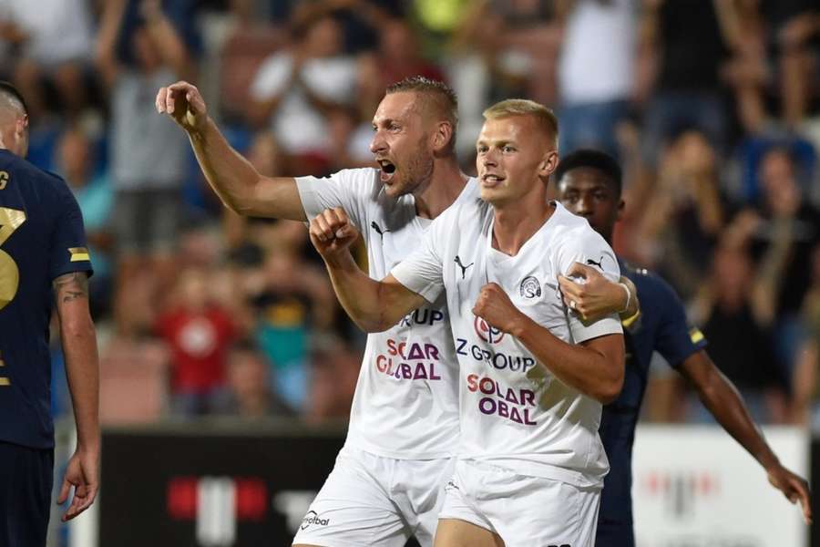 Jan Kalabiška a Vlasij Sinjanvskij slaví vítěznou trefu.